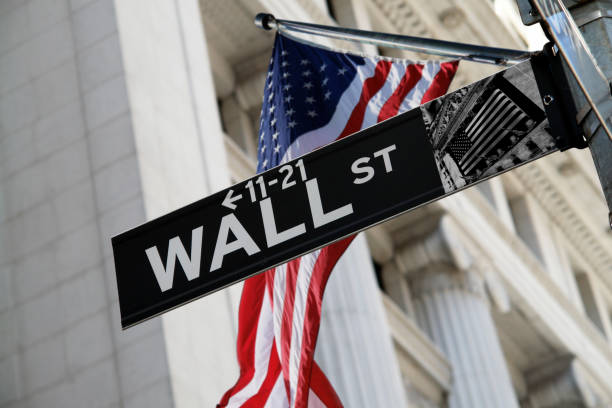 sinal de wall street, com bandeira americana atrás - symbol finance corporate business manhattan imagens e fotografias de stock