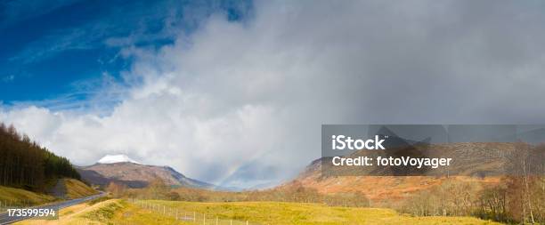 Rainbow En Glen Escocia Foto de stock y más banco de imágenes de Aire libre - Aire libre, Aislado, Arco iris