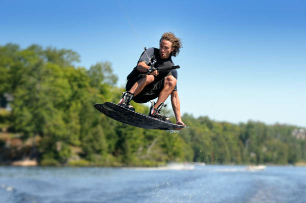 ウェイクボーディングジャンプ - wakeboarding waterskiing water sport stunt ストックフォトと画像