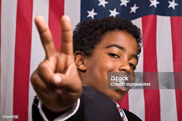 Foto de Jovem Na Frente Da Bandeira e mais fotos de stock de Adolescência - Adolescência, Afro-americano, Autoconfiança