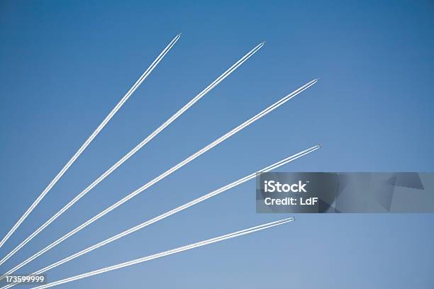 Tráfego Aéreo - Fotografias de stock e mais imagens de Cruzar - Cruzar, Céu, Rasto de Fumo de Avião
