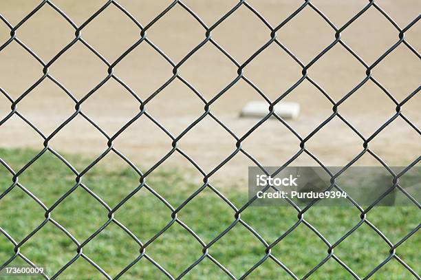 最初のベースで野球場をフェンス - スポーツのストックフォトや画像を多数ご用意 - スポーツ, チームスポーツ, 人物なし