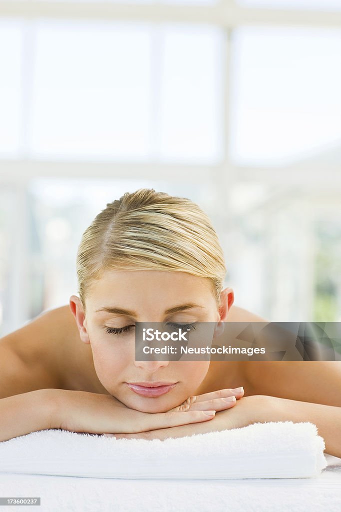 Красивая молодая женщина, расслабляющий на Массажный стол - Стоковые фото 20-24 года роялти-фри