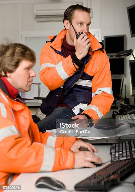 두 Constructionworkers In 관제실 관제실에 대한 스톡 사진 및 기타 이미지 - 관제실, 산업, 건설 산업