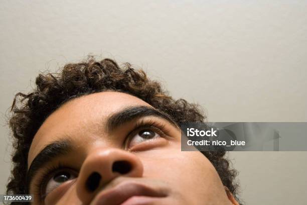 Young Visionario Foto de stock y más banco de imágenes de Hombres - Hombres, Mirar hacia arriba, Ojo