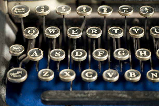 qwerty 配列で昔ながらのおいしいタイプライター - typewriter key typewriter keyboard blue typebar ストックフォトと画像