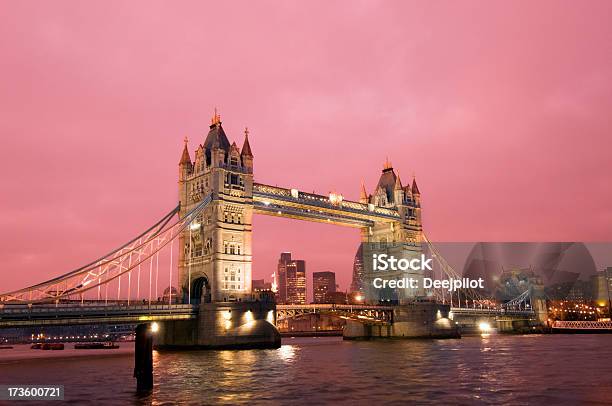 Tower Bridge Em Londres Reino Unido Vermelho Pôr Do Sol Céu - Fotografias de stock e mais imagens de Anoitecer