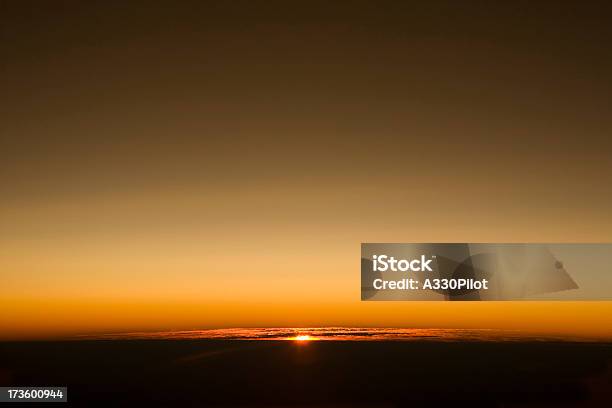 Photo libre de droit de Lever Du Soleil Dans Lespace Altitude banque d'images et plus d'images libres de droit de Beauté de la nature - Beauté de la nature, Cadre de prise de vue, Ciel