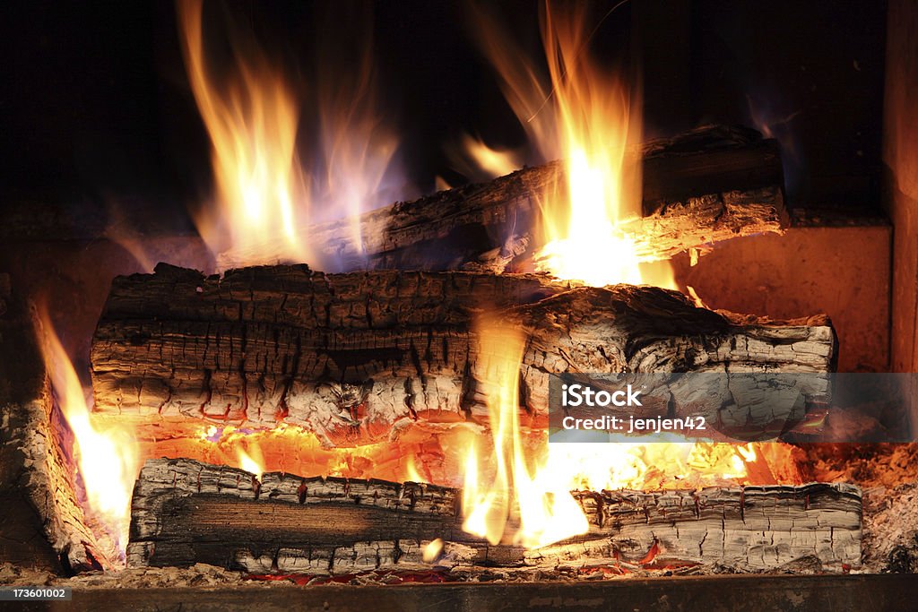 薪の暖炉 - くつろぐのロイヤリティフリーストックフォト