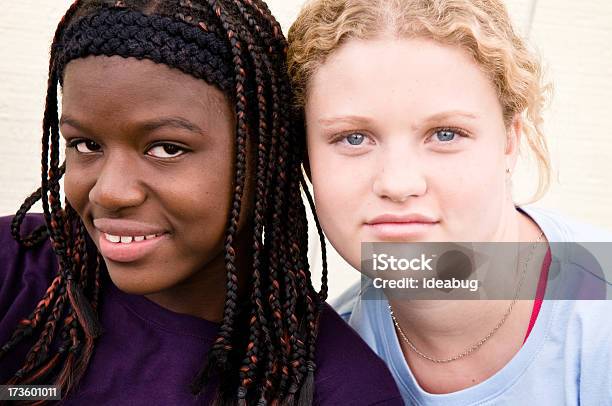 Foto de Duas Adolescentes Meninas e mais fotos de stock de 12-13 Anos - 12-13 Anos, 14-15 Anos, Adolescente