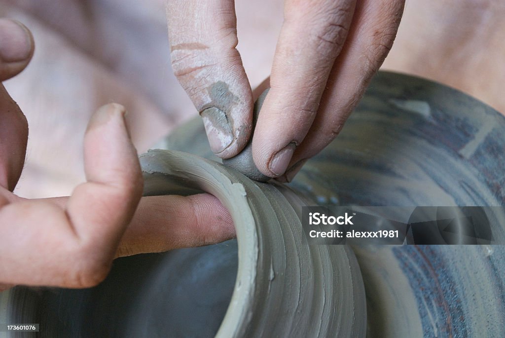 アーティストがセラミック陶器の花瓶 - 1人のロイヤリティフリーストックフォト