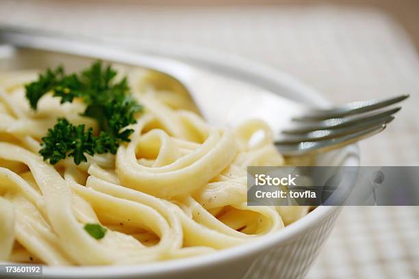 Fettuccine Alfredo - Fotografias de stock e mais imagens de Comida - Comida, Comida e Bebida, Comida salgada