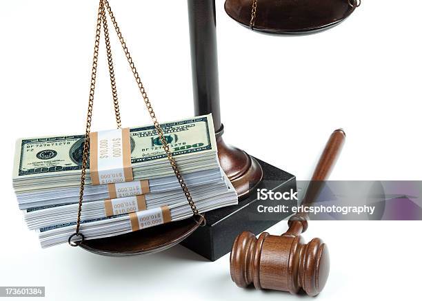 Dinheiro Na Balança Da Justiça - Fotografias de stock e mais imagens de Acordo - Acordo, Autoridade, Balança - Instrumento de Pesagem