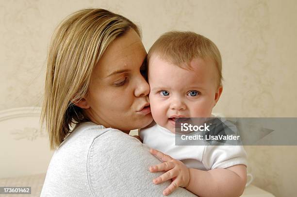 Matki I Dziecka - zdjęcia stockowe i więcej obrazów 30-39 lat - 30-39 lat, Bezpieczeństwo, Całować