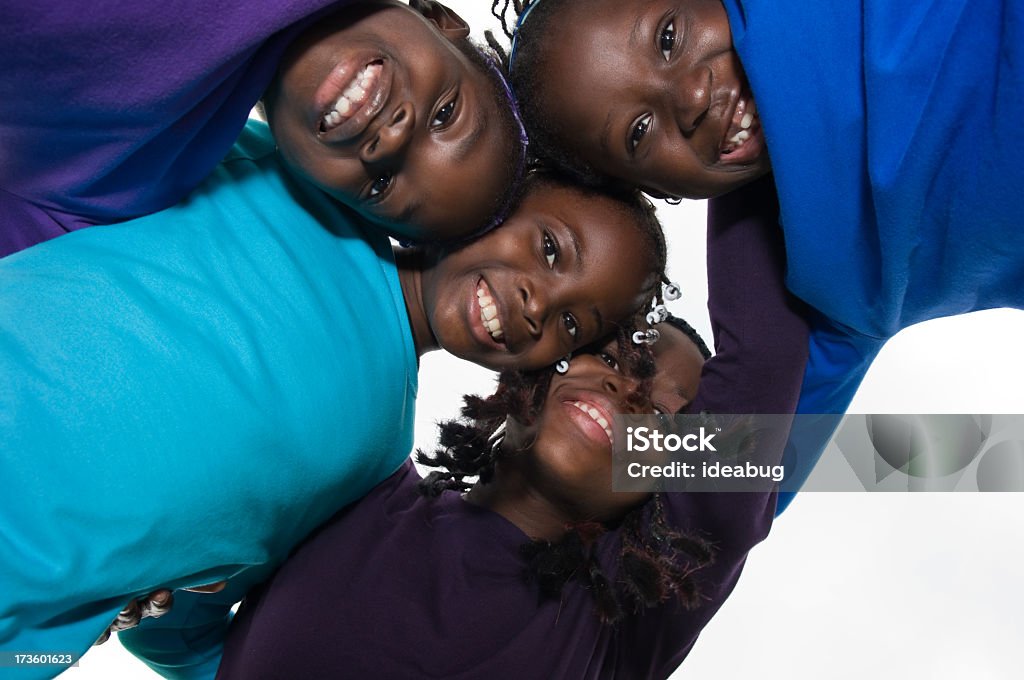 Quatro meninas felizes em um círculo - Foto de stock de 10-11 Anos royalty-free