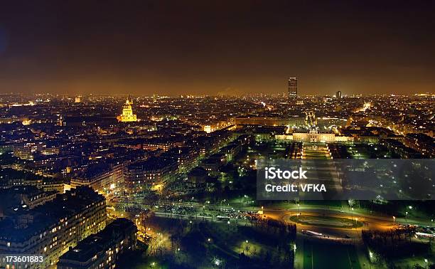 Vista Desde El Eiffeltower Foto de stock y más banco de imágenes de Noche - Noche, Torre Montparnasse, Farola