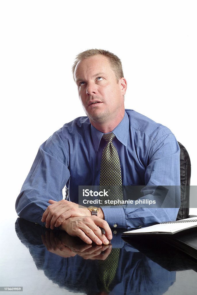 Annoiato e frustrato Uomo d'affari seduto alla sua scrivania - Foto stock royalty-free di Adulto