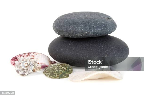 Steine Und Muscheln Stockfoto und mehr Bilder von Clipping Path - Clipping Path, Dunkel, Fotografie