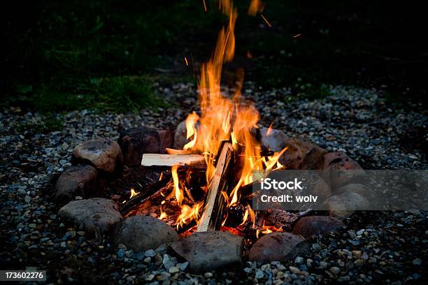 Lagerfeuer Serievier Stockfoto und mehr Bilder von Lagerfeuer - Lagerfeuer, Brennen, Feuer