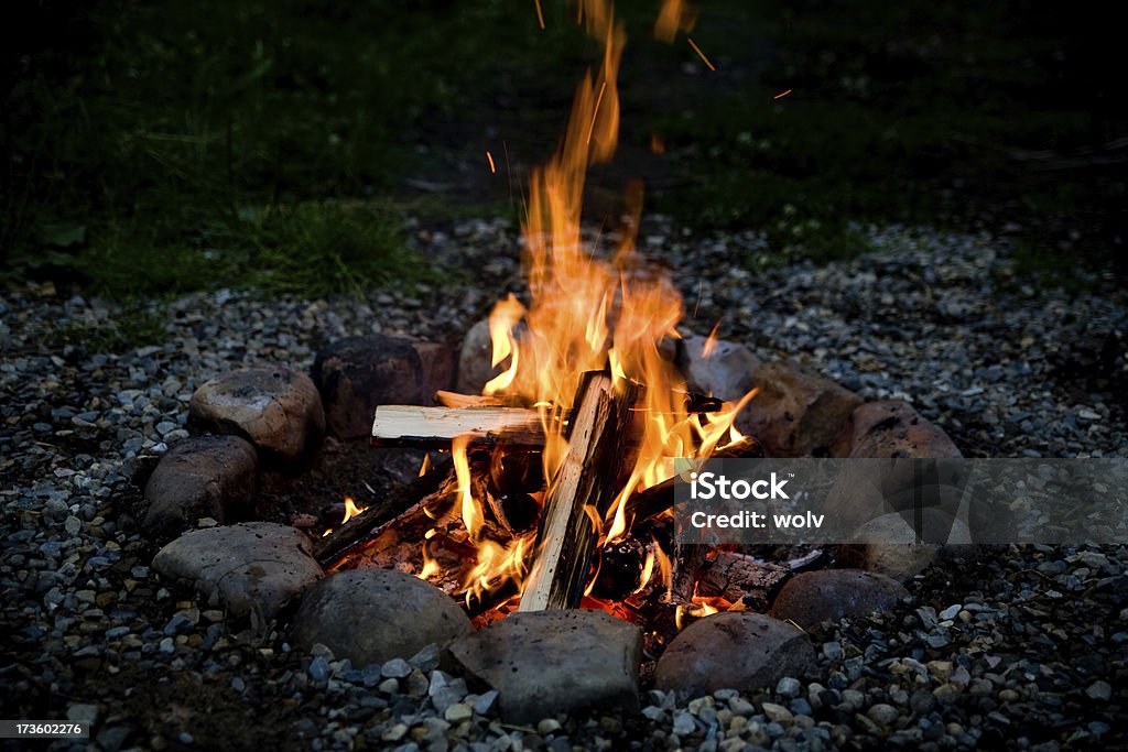 Fuoco di accampamento (serie - 4 - Foto stock royalty-free di Fuoco di accampamento