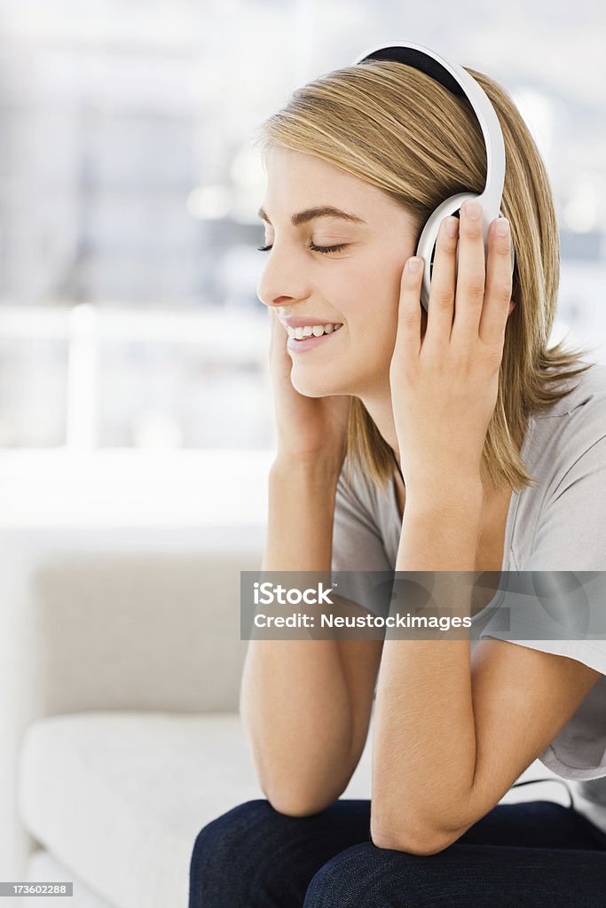 Sorridente Jovem mulher ouvir música - Royalty-free 20-24 Anos Foto de stock
