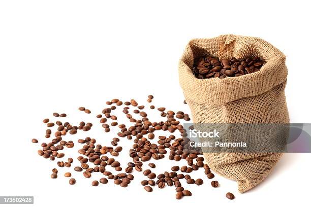 Chicchi Di Caffè Nel Sacco - Fotografie stock e altre immagini di Ambientazione interna - Ambientazione interna, Beige, Chicco di caffè tostato