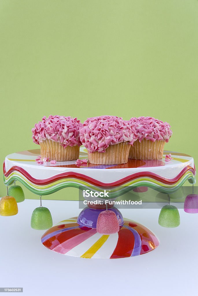 Rose et blanc petits gâteaux au chocolat sur plaque de gâteau d'anniversaire arrière - Photo de Aliment libre de droits