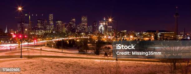 Panorama De Noite De Denver - Fotografias de stock e mais imagens de Ao Ar Livre - Ao Ar Livre, Arranha-céu, Autoestrada