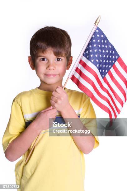 Ragazzo Tiene Una Bandiera Americana - Fotografie stock e altre immagini di 4 Luglio - 4 Luglio, A forma di stella, Bambini maschi