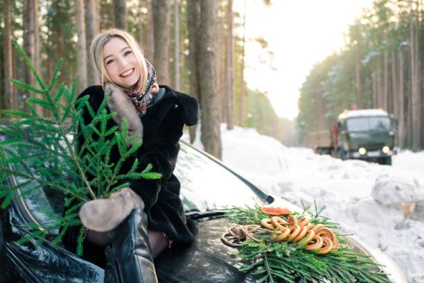 istock Winter woman 1736028381