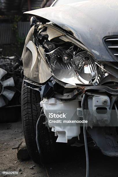 Photo libre de droit de Accident De Voiture Wreckage Devant banque d'images et plus d'images libres de droit de Accident de voiture - Accident de voiture, Accident de transport, Partie de véhicule