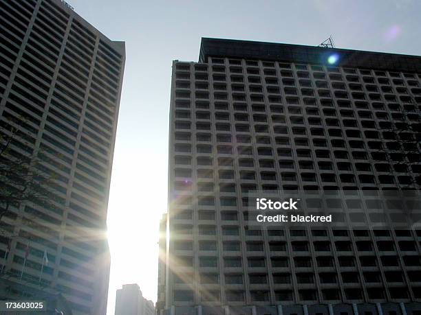 Cidade Edifícios Contra O Nascer Do Sol Céu - Fotografias de stock e mais imagens de Abstrato - Abstrato, Alto - Descrição Física, Anoitecer