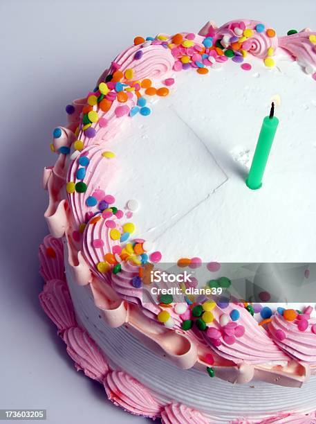 Geburtstagstorte Vertikal Stockfoto und mehr Bilder von Geburtstagstorte - Geburtstagstorte, Kreis, Kuchen
