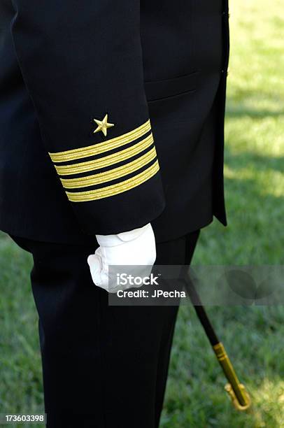 Usmilitär Naval Kapitän An Aufmerksamkeit Arme Hände Körper Stockfoto und mehr Bilder von Gestreift