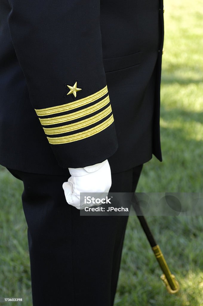 A US Naval Militar comandante em atenção braço e mão, corpo - Foto de stock de Listrado royalty-free