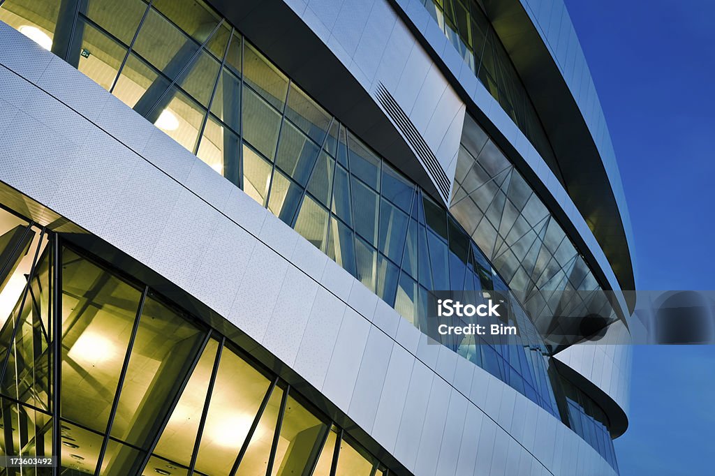 Futurista edificio en la noche - Foto de stock de Aluminio libre de derechos