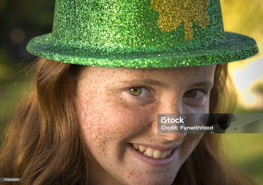 Irish Sommersprosse Gesicht Rotes Haar Mädchen, St. Patrick's Mütze & Kind Lächeln - Lizenzfrei Saint Patricks-Tag Stock-Foto