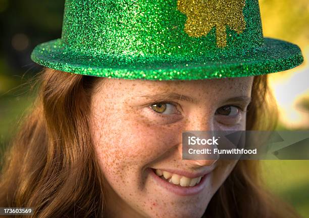 Irish Sommersprosse Gesicht Rotes Haar Mädchen St Patricks Mütze Kind Lächeln Stockfoto und mehr Bilder von Saint Patricks-Tag