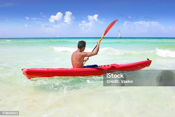 Paseos En Kayak Por El Mar Foto de stock y más banco de imágenes de Cuba - Cuba, Personas, Playa