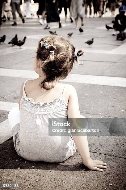 Dzieci Na Podłodze - zdjęcia stockowe i więcej obrazów Niemowlę - Niemowlę, Wenecja - Włochy, Blond włosy