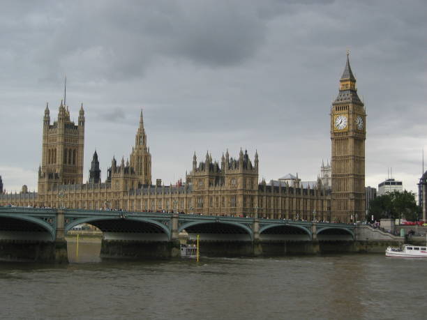 casas del parlamento - london england thames river storm rain fotografías e imágenes de stock