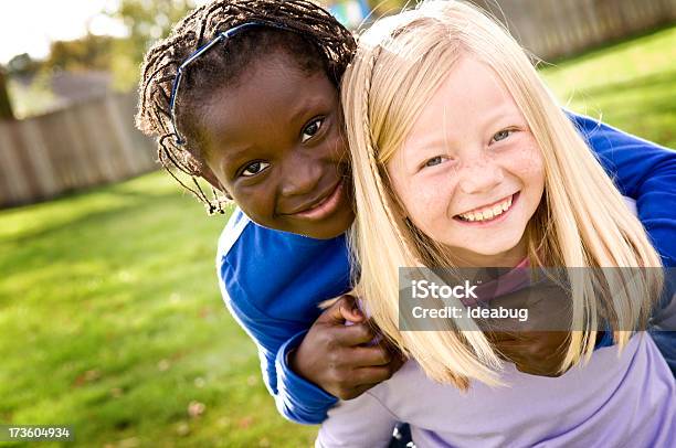 Dwie Dziewczynki Uśmiech I Przyjemności Nosić Na Barana Poza - zdjęcia stockowe i więcej obrazów Dziecko