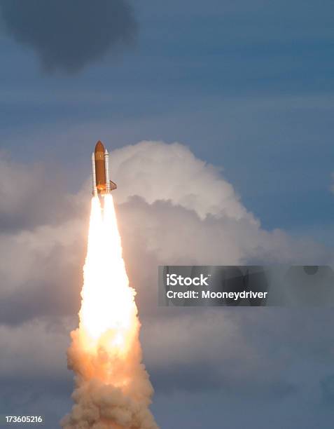 Foto de Space Shuttle Lançamento e mais fotos de stock de Centro Espacial Kennedy - Centro Espacial Kennedy, Chama, Conceito