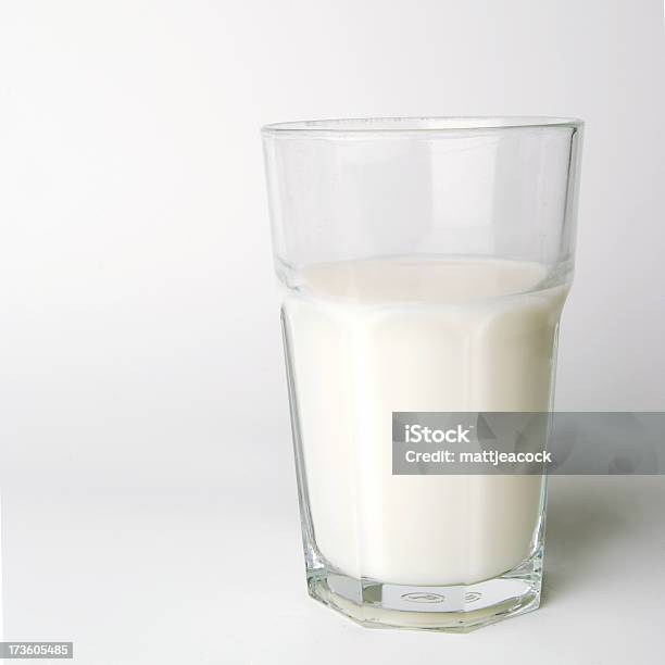 Glas Milch Stockfoto und mehr Bilder von Alkoholfreies Getränk - Alkoholfreies Getränk, Cremefarbig, Einfachheit