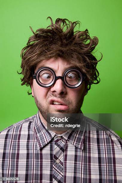 Geek Sul Greencross Eyed - Fotografie stock e altre immagini di Adulto - Adulto, Adulto di mezza età, Bizzarro