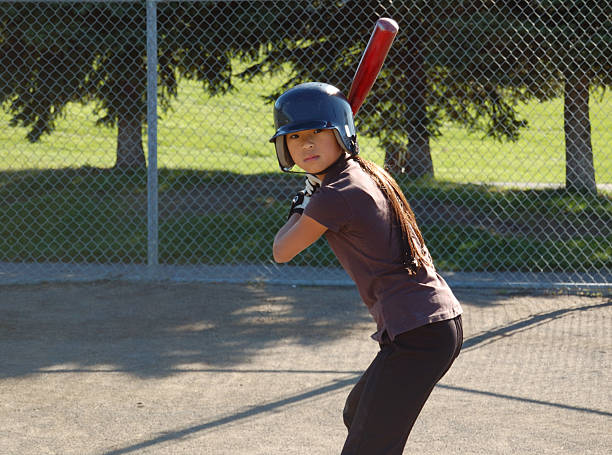 jeune fille à la batte de baseball position - batting gloves photos et images de collection