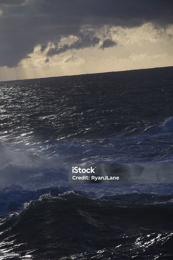 Темный Stormy волны океана - Стоковые фото Без людей роялти-фри