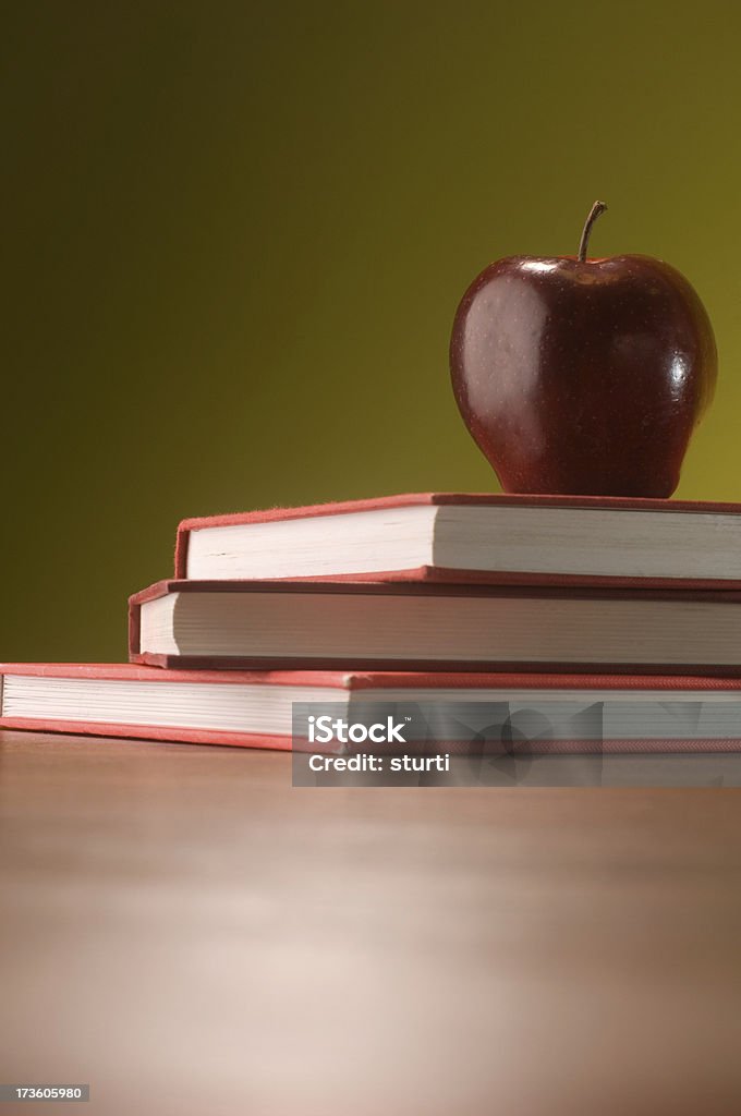 apple libros sobre rojo - Foto de stock de Aprender libre de derechos