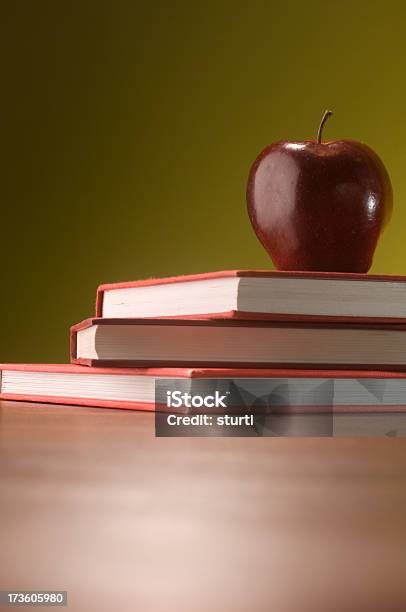Apple Libros Sobre Rojo Foto de stock y más banco de imágenes de Aprender - Aprender, Cocina - Estructura de edificio, Comida del mediodía