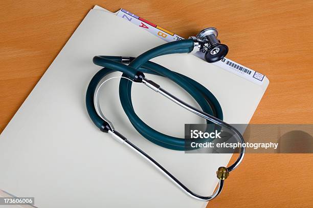 Stetoskop Na Medycznych - zdjęcia stockowe i więcej obrazów Akta - Akta, Artykuł biurowy, Bez ludzi